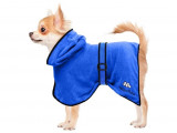 Un chien portant un peignoir pour chien de couleur bleue