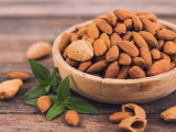 Des noyaux et amandes posés dans un bol en bois
