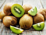 Un tas de kiwi sur une table en bois