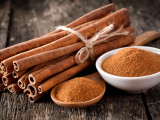 De la cannelle en bâtonnets et en poudre
