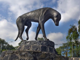 La statue du chien errant Peluso, réalisée par Girasol Botello et installée à Mexico (Mexique)