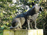 La statue contre la vivisection « The Brown Dog », réalisée par Joseph Whitehead et installée à Londres (Royaume-Uni)