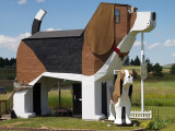 L'hôtel en forme de Beagle Dog Bark Park Inn, à Cottonwood (Etats-Unis)