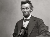Photo d'Abraham Lincoln assis avec son chien Fido installé sur lui